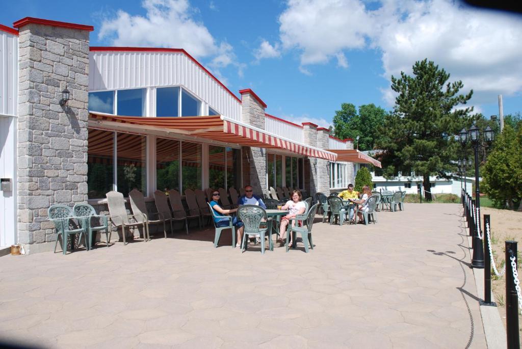 Auberge Le Cabanon Saint-Zénon Extérieur photo